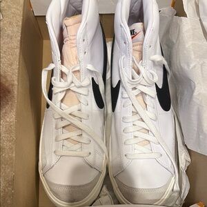 Nike White and Black Sneakers Classic Athletic Design